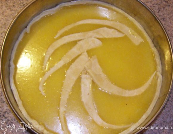 Выливаем начинку на тесто. Украшаем пирог полосками теста.