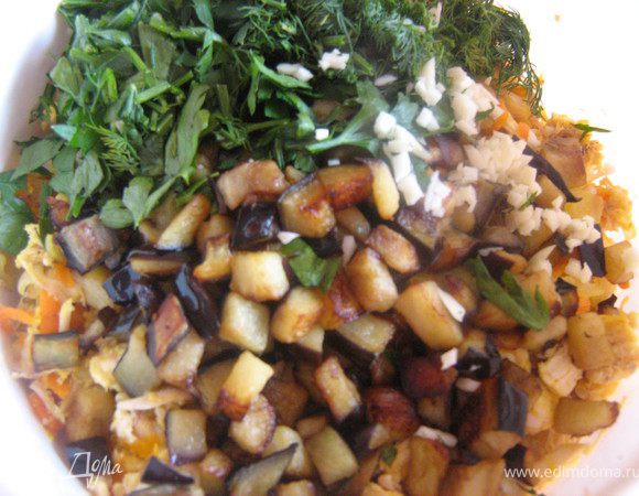 Куриную грудку отварить,остудить,нарезать не большими кусочками.
Лук и морковь очистить,морковь натереть на крупной тёрке,лук нарезать кубиками,зубчик чеснока мелко порубить.В сковороде разогреть раст.масло и обжарить в нём помешивая лук,затем добавить чеснок и морковь,жарить на небольшом огне минут 10,затем добавить нарезанное мясо,жарить всё вместе минут 5-6.Выложить в чашку,добавить мелко нарезанную зелень и чеснок.Баклажан вымть,высушить,отрезать хвостик и нарезать не большими кубиками(шкурку можно не чистить,по желанию,я не чищу),обжарить баклажан в не большом количестве хорошо разогретого раст.масла,помешивая,до готовности,то есть 6-7 минут.Обжаренный баклажан добавить к курице и овощам,начинку посолить,поперчить по вкусу,хорошо перемешать.