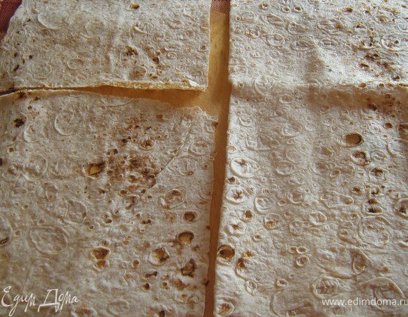 Лаваш нарезать на квадраты (с одного листа получается примерно 6 одинаковых квадратов)