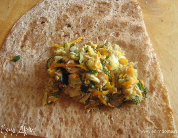 на каждый квадрат положить начинку из курицы и баклажана