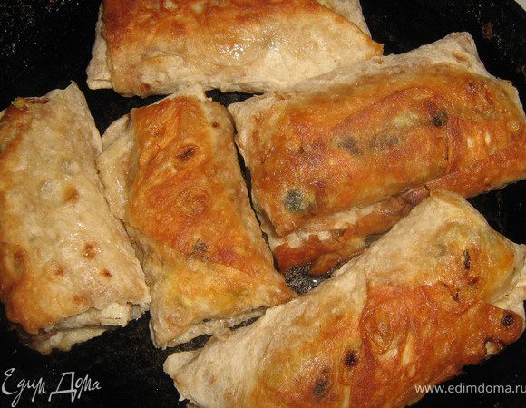 свернуть трубочкой или завернуть "конвертом" и обжарить с двух сторон в хорошо разогретом раст.масле до красивого,золотистого цвета,(по ходу жарки масло придётся добавлять,так как лаваш его хорошо впитывает)