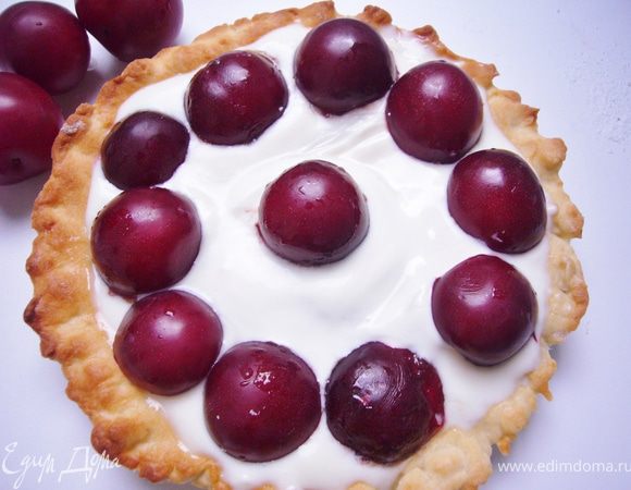 Смешать все ингредиенты для теста,завернуть в плёнку и отправить в холодильник на 15 мин.Раскатать,уложить в форму проколоть вилкой и выпекать в разогрет.духовке 190 г. до золотистого цвета.Вытащить и заполнить взбитыми  сливками и выложить половинки слив.Украсить мятой. Поставь в холодильник на 10 мин и можно подавать.