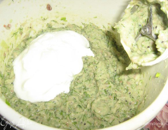 добавить густую сметану,снова взбить,посолить,поперчить по вкусу(я ещё для вкуса добавила не много лимонного сока)поставить в холодильник на пару часов.