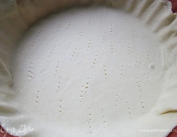 Выложить тесто в форму, наколоть вилкой. Выпекать 15 минут.