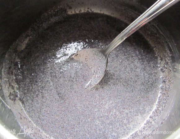 Молоко подогреть, но не доводить до кипения. Добавить сахар, манку, мак и на медленном огне варить 5 минут.