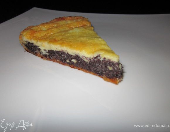 Готовый корж достать из духовки. Выложить остывшую маковую начинку. Сверху вылить сметанную заливку и ставим пирог в духовку на 35 минут при 200-220*(ориентируйтесь по своей духовке)
Когда пирог будет готов заливка приподнимется как шапочка. Пока пирог будет остывать, она ляжет на место. 