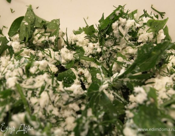 Творог перетираем с измельченной зеленью, солим, перчим.