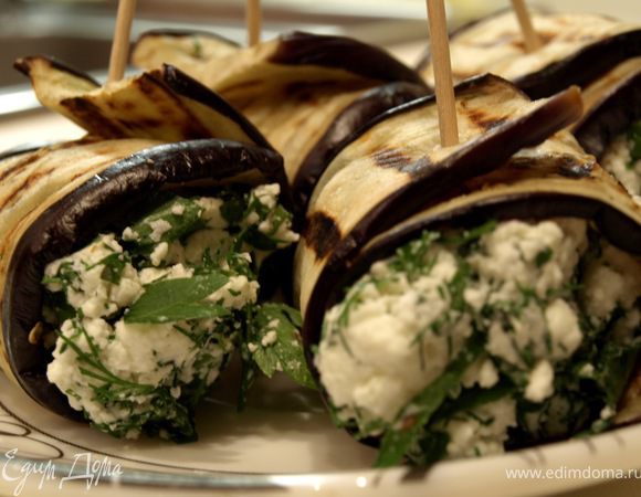 В один конец ломтика кладём начинку, заварачиваем в рулетик, фиксируем шпажкой или зубочисткой.