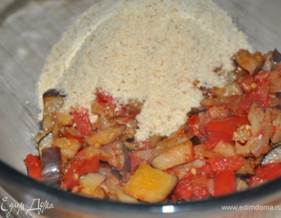 Выложить овощи в тарелку, добавить соль, перец, базилик, сухари. Перемешать.