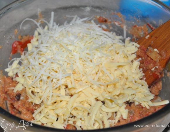 Добавить тертый сыр. Перемешать