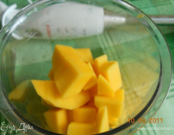 манго  очистить отделить от косточки,  порезать на кубики, несколько кубиков отложить для украшения. сложить в блендер