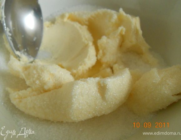 размягченное сливочное масло взбить с сахаром