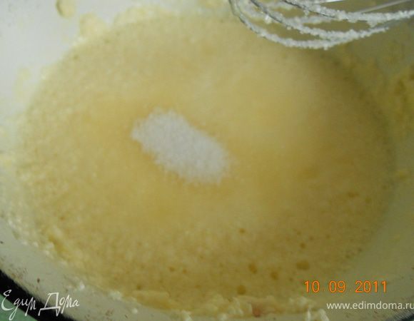  к маслу добавить яйца и ванильный сахар и продолжать взбивать