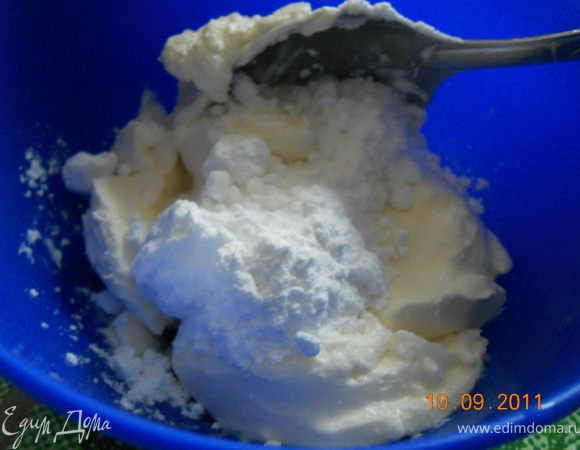 пока пекутся кексы можно  сделать крем и    заготовки для украшения, украсить можно по разному, я решила в виде львят, вроде бы получилось!москарпоне смешать с сахарной пудрой в отдельной миске,  приготовить изюм и цветные цукаты и из отложенных кусочков манго сделать треугольнички
