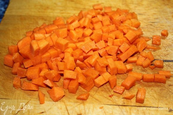 Морковь почистить и порезать тоже на кубики.