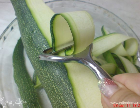 Отварить пасту.  Цукини вымыть и, не очищая от кожуры, при помощи ножа для чистки овощей, нарезать тонкими лентами. А ленты на тонкие полоски.