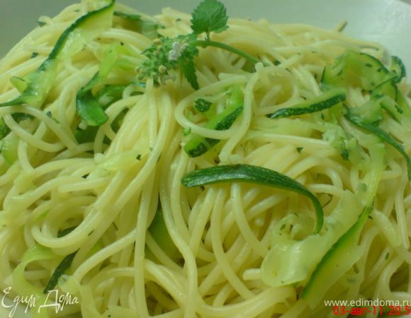 Чеснок и листочки мяты мелко порубить. В большой сковороде разогреть масло, положить чеснок и мяту, обжарить 1 мин. Выложить цукини и обжаривать 2-3 мин. Посолить, поперчить. Готовую пасту добавить в сковороду, перемешать, прогреть и подавать