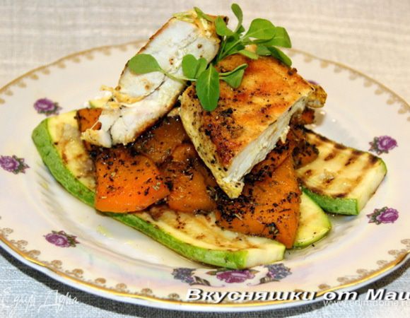 Разрезаем тыкву так, как нам нравится, удалив мякоть, семена и обрезав кожу. Солим, перчим, добавляем немного мяты, на терке трем 2 зубчика чеснока ( или на чеснокодавке) посыпаем прованскими травами, сбрызгиваем оливковым маслом и хорошенько перемешиваем. Смазываем форму маслом, выкладываем тыкву, закрываем фольгой и на 30 минут отправляем в хорошо разогретую духовку. После истечения 30 минут фольгу снимаем, и запекаем тыкву еще 10-15 минут.
Филе кладем в пакет, солим, перчим, добавляем карри и немного оливкового масла, тщательно встряхиваем пакет. Этот прием позволит равномерно распределить приправы по куриному филе. Делаем не глубокие надрезы. Кабачки режем поперек на ломтики, солим. На хорошо разогретую сковороду- гриль выкладываем филе и кабачки, обжариваем их до готовности. При подаче посыпаем молодыми побегами руколы.