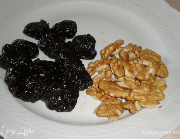 чистим чернослив удаляем косточку чтоб не повредить сливу