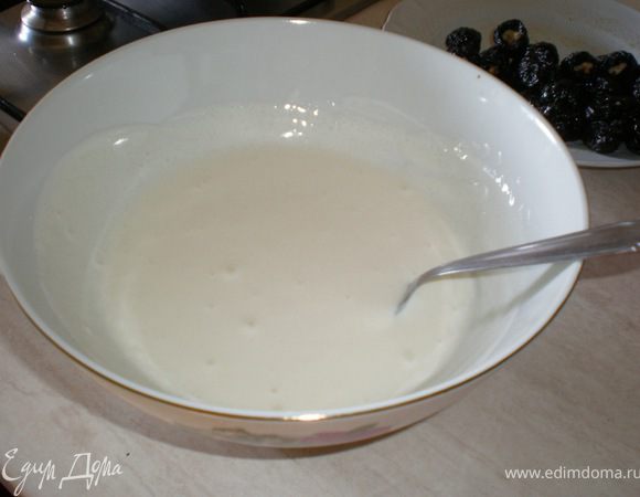 в сметану добавляем сахар(по вкусу) и взбиваем ложкой