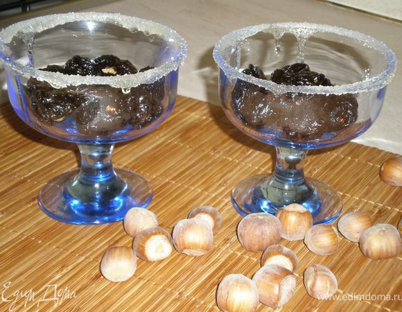 чернослив выкладываем в креманку и заливаем готовой сметаной


