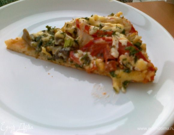 Филе порезать на маленькие кусочки,и обжарить на растительном масле,до готовности.Грибы порезать тонкими пластинами,и тоже обжарить.Раскатать тесто толщиной 0,5-1см. Соединить майонез и кетчуп,потом помазать сверху тесто.Потом на тесто выложить жаренное мясо,грибы,лук порезанный полукольцам,помидоры тоже режем полукольцам.Посыпаем солью и перцем.Сверху делаем сеточку из майонеза.Потом посыпаем мелко порезанной зеленью,и натертым на мелкой терке сыром.Выпекать в разогретой духовке 10 минут.Приятного аппетита!!!      