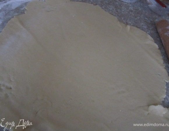 Формочки немного смазать растительным маслом. Раскатать тесто.