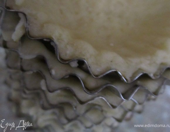 Выложить тесто в формочки. Сложить их башенкой и немного прижать.