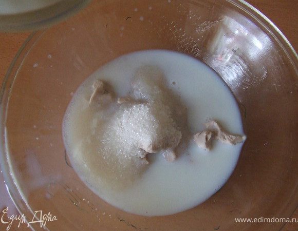 Для опары: в миску положить дрожжи и сахар, затем залить  1 стаканом теплого молока. и отставит в сторону на 20 мин.