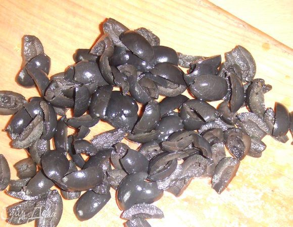 Оливки разрезать на 4 части.