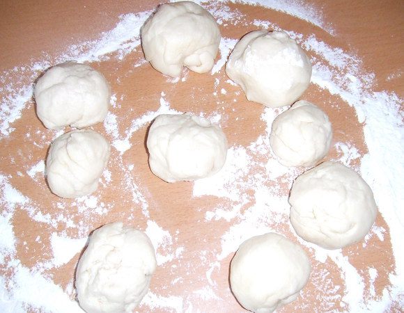 Когда тесто подойдет, из него нужно сделать не большие  шарики.