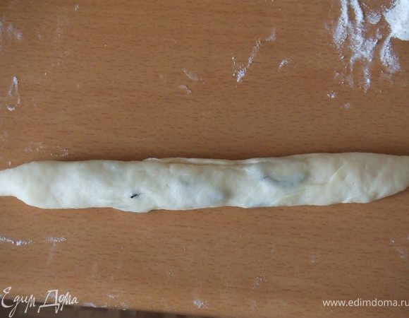 Свернуть лепёшку в рулет, немного растягивая его в длину, закрутить спиралькой и соединить 2 конца, чтобы получился круг. 