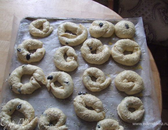 Противень застеленный бумагой для выпечки смазать, и положить ачу. оставить на 20 мин, чтобы они подошли. Затем смазать яйцом и посыпать кунжутом, отправить в духовку на 25 мин. 