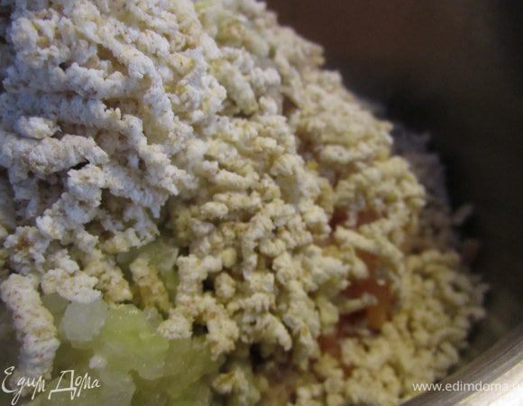 Свинину, куриное филе, лук, чеснок, батон пропустить через мясорубку.