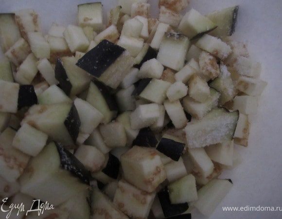 Баклажан порезать кубиком, посолить. оставить на 10 минут.
