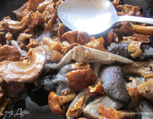 Грибы отварить.