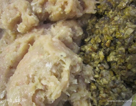 Фарш разделить на две части.
В одну добавить грибы.