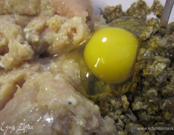 Добавить по одному яйцу, посолить, поперчить.