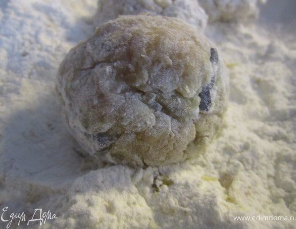 Сформировать тефтельки, обвалять в муке.