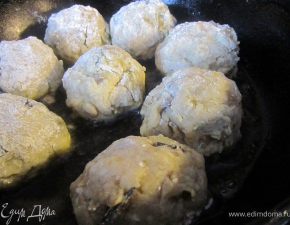 Немного обжарить на растительном масле.