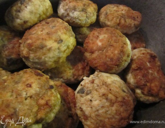 Обжаренные тефтельки выложить в кастрюлю с толстым дном.
Тефтельки с грибами и баклажанами лучше готовить отдельно, чтобы было ясно где какие)