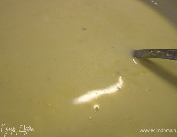 Добавить соль, перец, хорошо перемешать.