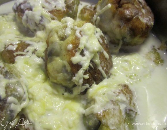 Залить соусом тефтельки. Накрыть крышкой, тушить 15-20 минут.