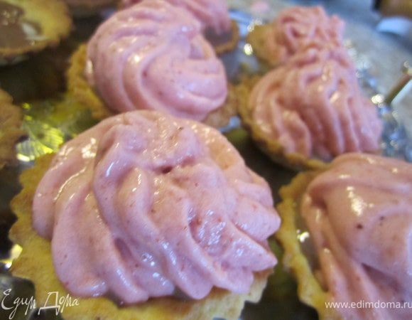 Когда ягодный мусс немного застыл, стал консистенции густой взбитой сметаны. Его нужно переложить в кондитерский мешочек и заполнить муссом корзинки.