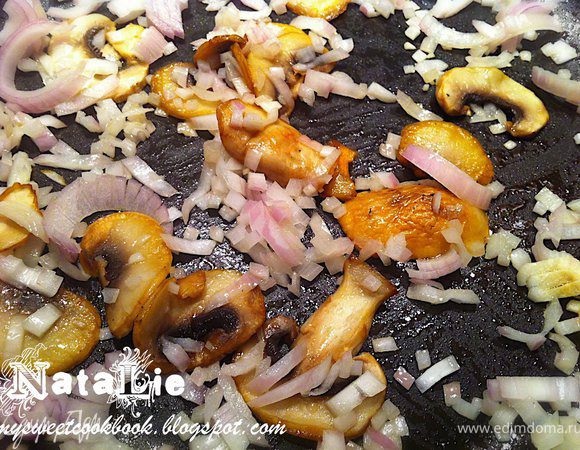 Рис промыть. У меня все просто: я варю рис в мультиварке. Для этого заливаю рис водой, добавляю специи, куркуму и включаю режим "рис" :)
Вы же можете сварить рис привычным для Вас способом: в кастрюле с водой и специями. Когда рис будет готов- накрыть крышкой в кастрюле.
А мы пока займемся начинкой.
Лук очистить, порезать  мелко. Грибы вымыть, порезать на средние кусочки. В сковороде подогреть оливковое масло и обжаривать на нем лук 2 минуты, затем добавить грибы.