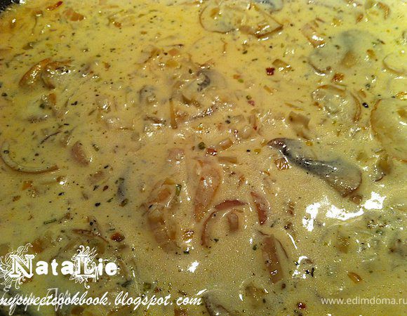 Сразу появится много воды из грибов. Уменьшить огонь до минимального и готовить до тех пор, пока почти вся вода не исчезнет. Добавить сметану, специи по вкусу. Перемешать. 