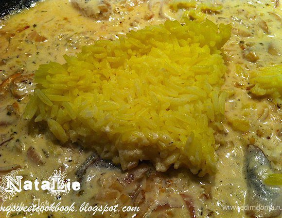 Накрыть крышкой и готовить еще 5-7 минут. Потом добавить рис и перемешать.