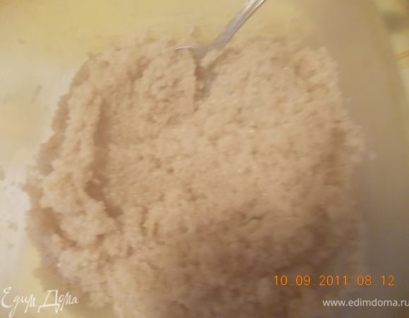 варим кашу: крупу засыпать в кипящую подсоленную воду, варить минут 15, немного остудить