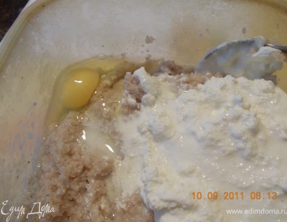 в кашу добавляем творог и яйцо