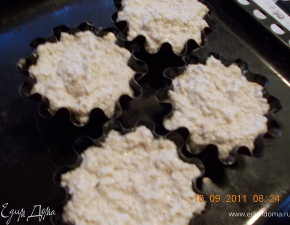 формочки для кексов ( можно взять 1 большую форму) смазываем маслом, раскладываем нашу кашку и ставим в духовку на 20-25 минут 200гр